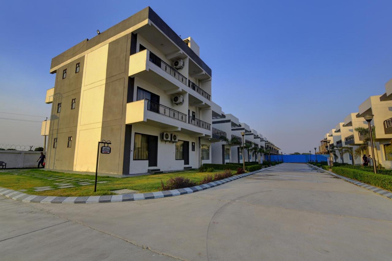 Country Inn Hotels & Resorts Vrindāvan Exterior foto