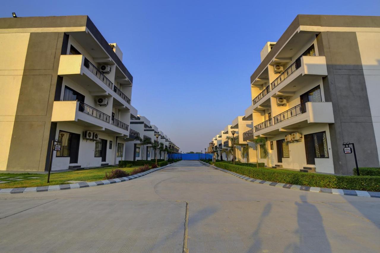 Country Inn Hotels & Resorts Vrindāvan Exterior foto